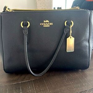 Gorgeous gently used black carry all coach bag in excellent shape.